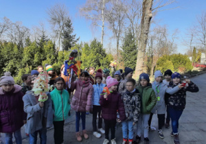 Uczniowie klasy 2a i 2b przed wyjściem na wiosenny spacer z Marzannami.