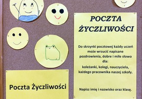 Tablica z żółtymi kartkami oraz kółeczkami, na których widnieją uśmiechnięte buźki.